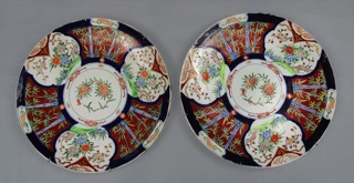 Lote 736: PAR DE GRANDES PLATOS DE PORCELANA JAPONESA IMARI.  PAR DE GRANDES PLATOS DE PORCELANA JAPONESA IMARI. 
