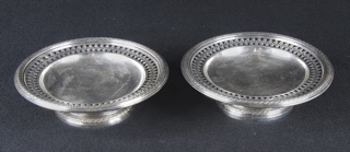 Lote 691: PAR DE PLATOS MASITEROS DE PLATA FRANCESA SELLADA.  PAR DE PLATOS MASITEROS DE PLATA FRANCESA SELLADA. 