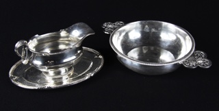 Lote 512: CENTRO Y SALSERA DE PLATA FRANCESA SELLADA.  CENTRO Y SALSERA DE PLATA FRANCESA SELLADA. 