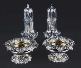 Lote 656: CUATRO PIEZAS DE PLATA INGLESA SELLADA PARA MESA.  CUATRO PIEZAS DE PLATA INGLESA SELLADA PARA MESA. 