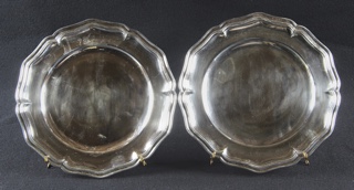 Lote 534: PAR DE PLATOS DE PLATA STERLING 950 SELLADA.  PAR DE PLATOS DE PLATA STERLING 950 SELLADA. 