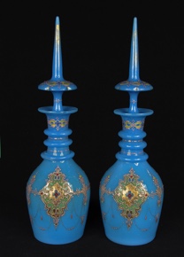 Lote 574: PAR DE ANTIGUOS BOTELLONES DE OPALINA AZUL CON SUS TAPONES.  PAR DE ANTIGUOS BOTELLONES DE OPALINA AZUL CON SUS TAPONES. 