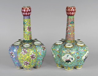 Lote 490: DOS VASOS TULIPANEROS CHINOS DE PORCELANA ESMALTADA.  DOS VASOS TULIPANEROS CHINOS DE PORCELANA ESMALTADA. 