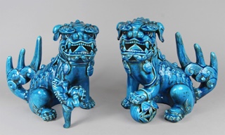 Lote 497: PAR DE QUIMERAS CHINAS DE PORCELANA ESMALTADA.  PAR DE QUIMERAS CHINAS DE PORCELANA ESMALTADA. 