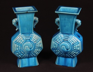 Lote 514: PAR DE VASOS CHINOS DE PORCELANA ESMALTADA.  PAR DE VASOS CHINOS DE PORCELANA ESMALTADA. 