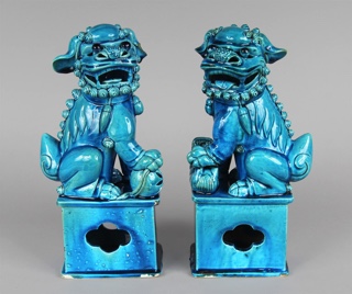 Lote 693: PAR DE QUIMERAS CHINAS DE PORCELANA ESMALTADA.  PAR DE QUIMERAS CHINAS DE PORCELANA ESMALTADA. 