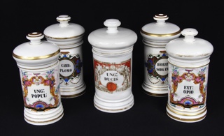 Lote 605: CINCO FRASCOS DE PORCELANA ITALIANA PARA FARMACIA CON TAPA. CINCO FRASCOS DE PORCELANA ITALIANA PARA FARMACIA CON TAPA.