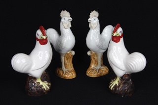Lote 523: DOS PARES DE GALLOS DE PORCELANA CHINA ESMALTADA.  DOS PARES DE GALLOS DE PORCELANA CHINA ESMALTADA. 