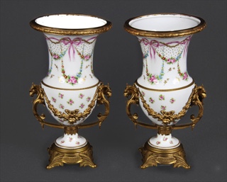 Lote 535: PAR DE PEQUEÑAS ANFORAS DE PORCELANA Y BRONCE.  PAR DE PEQUEÑAS ANFORAS DE PORCELANA Y BRONCE. 