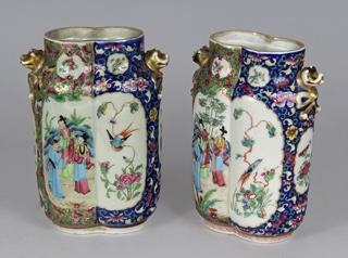 Lote 509: PAR DE VASOS CHINOS DE PORCELANA ESMALTADA.  PAR DE VASOS CHINOS DE PORCELANA ESMALTADA. 