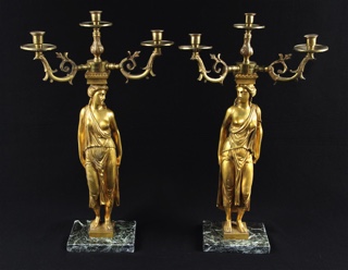 Lote 430: CUATRO CANDELABROS DE BRONCE CINCELADO Y DORADO. CUATRO CANDELABROS DE BRONCE CINCELADO Y DORADO.