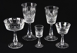 Lote 608: JUEGO DE COPAS DE CRISTAL TALLADO. JUEGO DE COPAS DE CRISTAL TALLADO.
