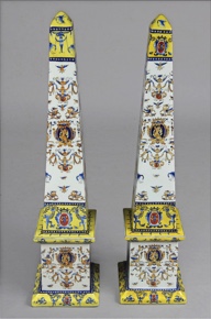 Lote 719: PAR DE GRANDES OBELISCOS DE PORCELANA ESMALTADA. PAR DE GRANDES OBELISCOS DE PORCELANA ESMALTADA.