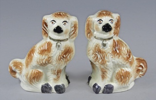 Lote 602: PAR DE PERROS DE POTTERY INGLESA DE STAFFORDSHIRE.  PAR DE PERROS DE POTTERY INGLESA DE STAFFORDSHIRE. 
