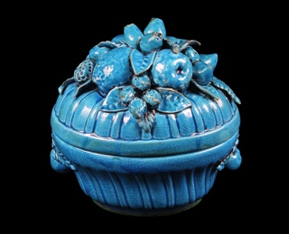 Lote 822: CENTRO OVAL DE CERAMICA AZUL CON TAPA. CENTRO OVAL DE CERAMICA AZUL CON TAPA.
