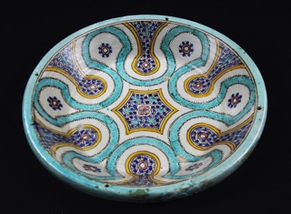 Lote 780: ANTIGUO FUENTON MARROQUI DE CERAMICA ESMALTADA. ANTIGUO FUENTON MARROQUI DE CERAMICA ESMALTADA.
