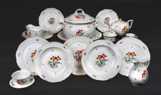 Lote 394: JUEGO DE PORCELANA HUNGARA DE HEREND PARA MESA. JUEGO DE PORCELANA HUNGARA DE HEREND PARA MESA.