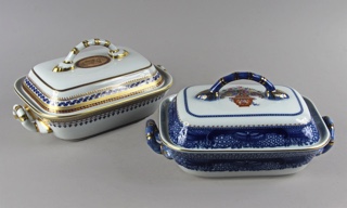 Lote 638: DOS GUISERAS DE PORCELANA PORTUGUESA MOTTAHEDEH CON TAPA.  DOS GUISERAS DE PORCELANA PORTUGUESA MOTTAHEDEH CON TAPA. 