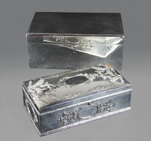 Lotes 715 y 716: 
																		CAJA DE PLATA STERLING SELLADA PARA ALHAJAS.
																		ANTIGUA CAJA AMERICANA DE PLATA STERLING PARA CIGARROS.