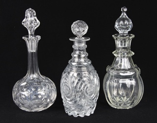 Lote 724: TRES BOTELLONES DIFERENTES CON SUS TAPONES.  TRES BOTELLONES DIFERENTES CON SUS TAPONES. 