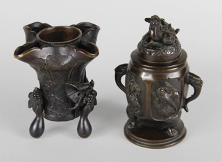 Lote 718: DOS PIEZAS JAPONESAS DE BRONCE CINCELADO. DOS PIEZAS JAPONESAS DE BRONCE CINCELADO.