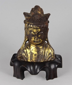 Lote 414: ANTIGUA FIGURA TIBETANA DE BRONCE DORADO. ANTIGUA FIGURA TIBETANA DE BRONCE DORADO.