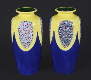 Lote 590: PAR DE VASOS DE PORCELANA CHECOSLOVACA EICHWALD ESMALTADA.  PAR DE VASOS DE PORCELANA CHECOSLOVACA EICHWALD ESMALTADA. 