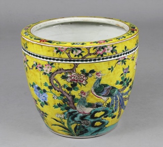 Lote 541: MACETERO DE PORCELANA CHINA ESMALTADA. MACETERO DE PORCELANA CHINA ESMALTADA.