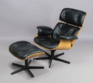Lote 176: POLTRONA DISEÑO EAMES CON BANQUETA APOYAPIES.  POLTRONA DISEÑO EAMES CON BANQUETA APOYAPIES. 