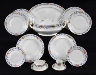 Lote 422: CONJUNTO DE PORCELANA FRANCESA LIMOGES PARA MESA.  CONJUNTO DE PORCELANA FRANCESA LIMOGES PARA MESA. 