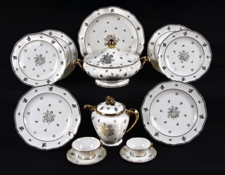 Lote 427: JUEGO DE PORCELANA FRANCESA LIMOGES PARA MESA.  JUEGO DE PORCELANA FRANCESA LIMOGES PARA MESA. 