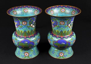 Lote 442: PAR DE ANTIGUOS VASOS CHINOS DE BRONCE CLOISONNE.  PAR DE ANTIGUOS VASOS CHINOS DE BRONCE CLOISONNE. 