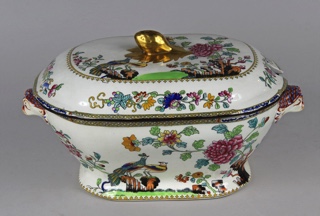 Lote 763: SOPERA DE LOZA INGLESA DE COPELAND. SOPERA DE LOZA INGLESA DE COPELAND.