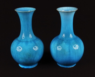 Lote 597: PAR DE VASOS CHINOS DE PORCELANA ESMALTADA.  PAR DE VASOS CHINOS DE PORCELANA ESMALTADA. 
