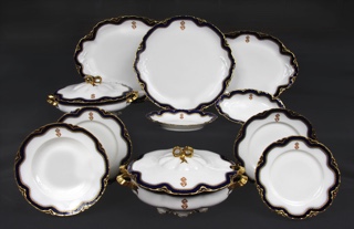 Lote 400: FINO JUEGO DE PORCELANA FRANCESA LIMOGES PARA MESA.  FINO JUEGO DE PORCELANA FRANCESA LIMOGES PARA MESA. 