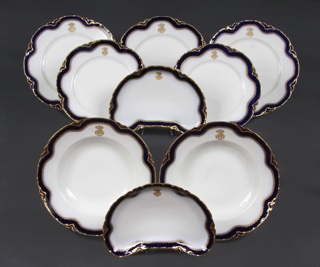 Lote 424: FINO JUEGO DE PORCELANA FRANCESA LIMOGES PARA MESA.  FINO JUEGO DE PORCELANA FRANCESA LIMOGES PARA MESA. 