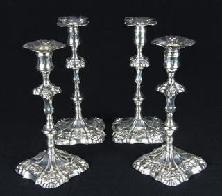 Lote 445: CUATRO CANDELEROS INGLESES DE METAL PLATEADO.  CUATRO CANDELEROS INGLESES DE METAL PLATEADO. 