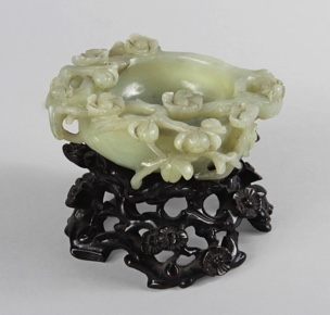 Lote 448: PEQUEÑO CENTRO HONDO CHINO DE JADE VERDE CELADON.  PEQUEÑO CENTRO HONDO CHINO DE JADE VERDE CELADON. 