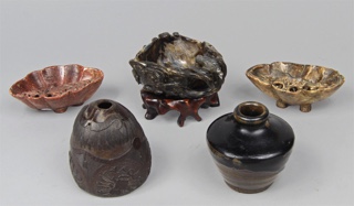 Lotes 761, 680, 463 y 726: 
																		DOS PEQUEÑOS CENTROS HONDOS CHINOS DE PIEDRA ESCULPIDA. 
																		CENTRO O TAZA CHINA DE PIEDRA DURA ESCULPIDA. 
																		ANTIGUO CUENCO DE COCOBOLO TALLADO.
																		PEQUEÑO VASO CHINO DE ALFARERIA ESMALTADA. 
