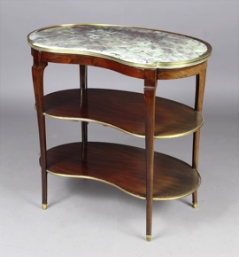 Lote 244: PEQUEÑA MESA DE FORMA ROGNON PARA CENTRO.  PEQUEÑA MESA DE FORMA ROGNON PARA CENTRO. 
