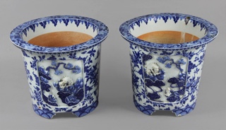Lote 496: PAR DE GRANDES MACETEROS CHINOS DE PORCELANA ESMALTADA.  PAR DE GRANDES MACETEROS CHINOS DE PORCELANA ESMALTADA. 