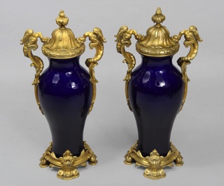 Lote 392: PAR DE IMPORTANTES ANFORAS DE PORCELANA FRANCESA DE SEVRES. PAR DE IMPORTANTES ANFORAS DE PORCELANA FRANCESA DE SEVRES.