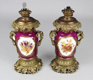 Lote 433: PAR DE LAMPARAS CON VASOS DE PORCELANA FRANCESA. PAR DE LAMPARAS CON VASOS DE PORCELANA FRANCESA.