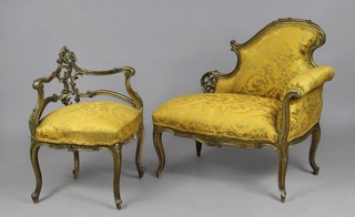 Lote 218: BANQUETA Y PAR DE SILLAS RINCONERAS ITALIANAS PARA SALA.  BANQUETA Y PAR DE SILLAS RINCONERAS ITALIANAS PARA SALA. 