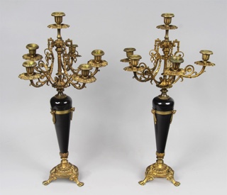 Lote 440: PAR DE CANDELABROS EUROPEOS DE MARMOL Y BRONCE. PAR DE CANDELABROS EUROPEOS DE MARMOL Y BRONCE.
