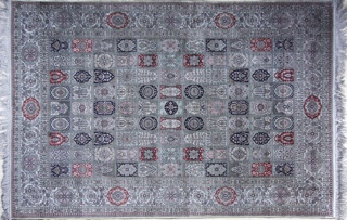 Lote 379: PEQUEÑA ALFOMBRA PERSA DE LANA TEJIDA A MANO.  PEQUEÑA ALFOMBRA PERSA DE LANA TEJIDA A MANO. 