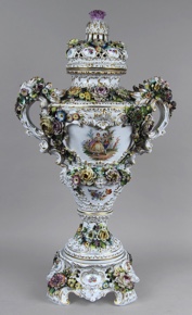Lote 416: IMPORTANTE ANFORA DE PORCELANA NAPOLITANA CAPODIMONTE.  IMPORTANTE ANFORA DE PORCELANA NAPOLITANA CAPODIMONTE. 