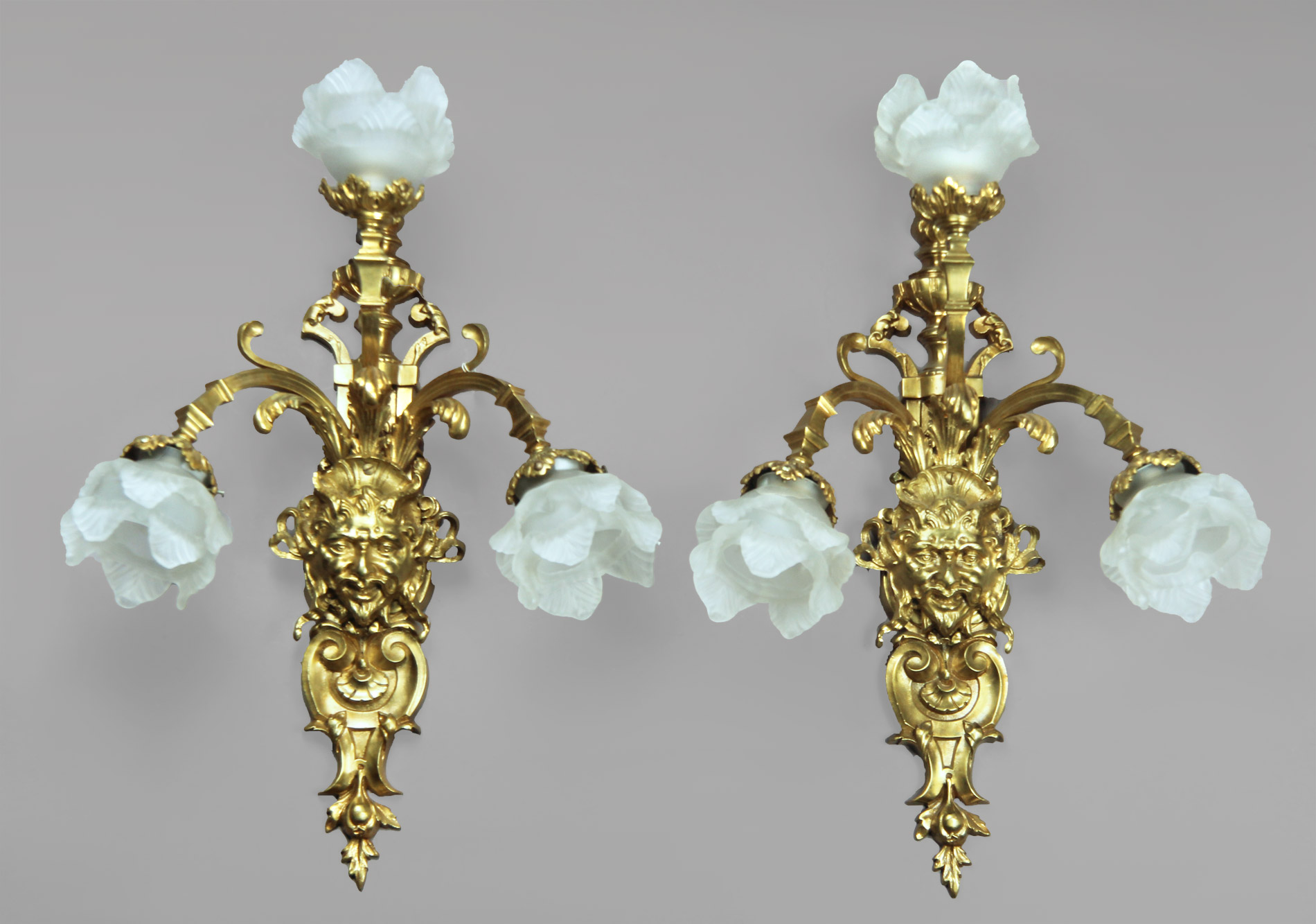  PAR DE APPLIQUES FRANCESES DE BRONCE DORADO. 