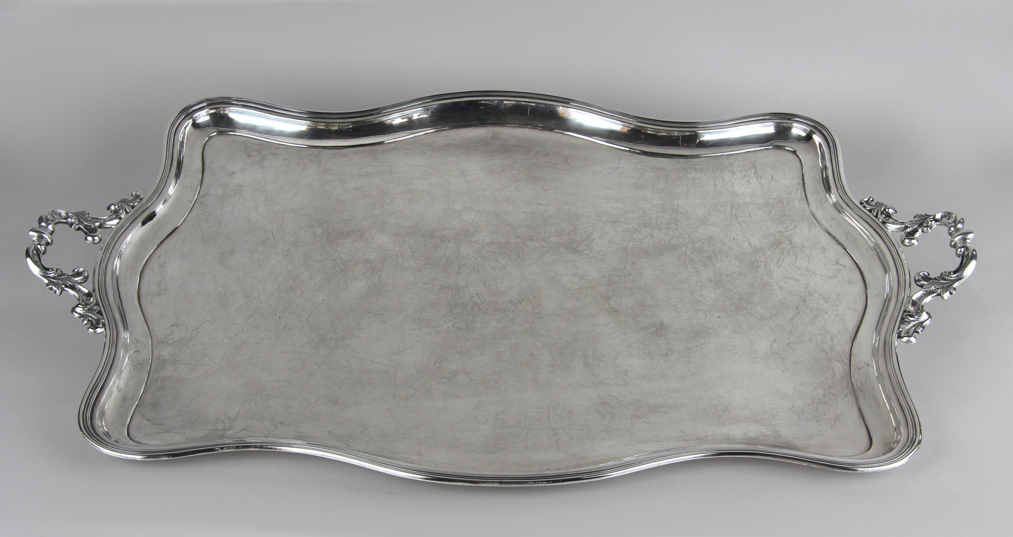  GRAN BANDEJA RECTANGULAR DE PLATA CON ASAS LATERALES. 