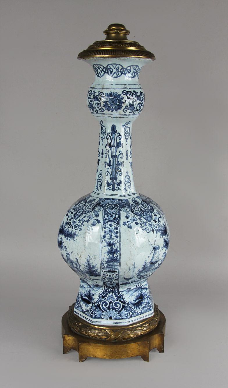  LAMPARA DE APOYO CON VASO DE FAIENCE HOLANDESA DE DELFT.